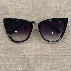 Quay Australia Reina black ombré lens with gold arms